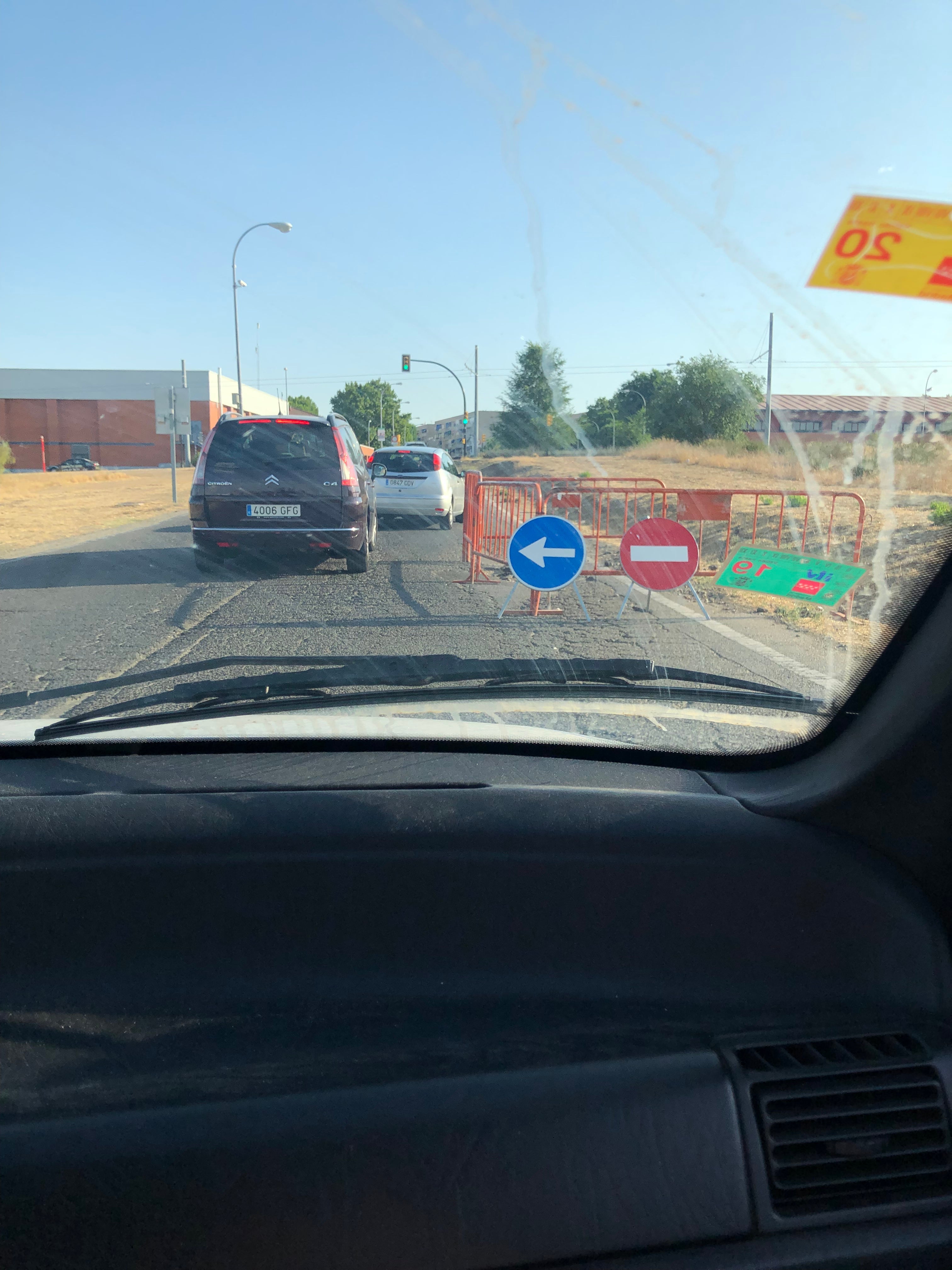 Agujero en medio de la calle Hola quería hacer una queja de un agujero en mitad de la carretera que lleva más de 3 meses sin que lo reparen y es un peligro porque le han puesto vallas y tenemos que invadir el carril contrario... el agujero se encuentra en Parla una localidad de Madrid y está situado en la Calle Prolongación Cuenca, antes del paso a nivel del tranvía. Gracias
