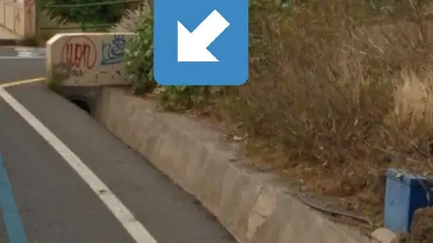 Zona escolar sin aceras ni arcenes transitables (TF-111) Hola buenas, Quería denunciar que los alumnos de los colegios Cisneros Alter y Ramiro de Maeztu tienen que transitar por la calzada junto a los coches ya que no existen aceras y cuando hay arcenes están ocupados por coches (que no tienen la culpa ya que es legal). Hace poco la formación política Ciudadanos denunció esta cuestión pero seguimos sin novedades. Ahora que estamos en veranos es ideal que se empiecen a encontrar medidas antes de que inicien las clases y los chiquillos tengan que ir por la carretera llegando incluso a ir en la calzada en curvas de visibilidad reducida; un auténtico peligro. Espero que se solucione cuanto antes porque es incomprensible. Un saludo. Adjunto más imágenes a continuación: https://ibb.co/4W28DL9 https://ibb.co/h8ZL7vH https://ibb.co/TT7n0yH