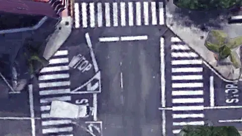 Cruce peligroso con 4 STOP(s) Buenas, En la intersección entre la calle Laurisilva y la carretera TF-111, donde frecuentemente hay colas, existen cuatro señales de STOP; lo que genera confusión y ha causado varios accidentes y atropellos, ya que hay pasos de peatones y encima es una zona escolar. Lo mejor sería que se pusiera una rotonda; el problema es que nunca se han puesto de acuerdo ya que la TF-111 pertenece al Cabildo de Tenerife y la calle Laurisilva al Ayuntamiento de La Laguna. Saludos.
