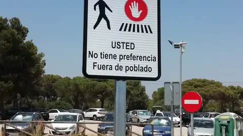 Señal no identificada En la carretera autonómica 5052, en el tramo comprendido entre el cruce de la bota y el Rompido, costa de Huelva, en los pasos para peatones han colocado una señal vertical dirigida a los peatones que se disponen a cruzar la calzada donde se les quita la preferencia, tal y como se muestra en la foto, siendo esto una contradicción, ya que en un paso de peatón debidamente señalizado, los conductores de vehículos tienen obligación de detenerse en aplicación del art. 65.1 del reglamento general de circulación. En el mismo, no aparece esta señal. Ruego me aclaren esta situación aparentemente anómala. Gracias.