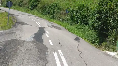 CARRETERA PELIGROSA EN MUY MAL ESTADO La carretera provincial asturiana AS-231 desde el pk6 al pk14 lleva años en muy mal estado, llena de baches, grietas,incluso parte de la carretera se ha deslizado. Desde la Administración lo único que hacen es poner un poco de gravilla por encima de los baches antes de que se celebre un rally o la vuelta ciclista, quedando peor aún después. Las vecinas estamos cansadas de escribir quejas al Principado (y al Ayuntamiento de Riosa para que interceda) de las que hacen caso omiso. En las fotos se ve como está la carretera recién "arreglada", durante 8 km está más o menos en las mismas condiciones que la foto.