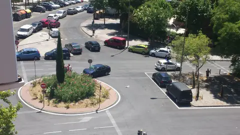 Es necesario un radar en esta glorieta. Esto es en Avd Pablo Neruda 100 con esquina a calle Lago Calafate. Los coches van muy deprisa y hay accidentes casi todas las semanas. Seria necesario un radar de velocidad para ecitar los accidentes.