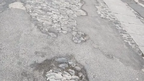 Rúa Sar/Castrón douro, Santiago de Compostela Más de 15 años esperando el arreglo de esta calle, los anteriores ediles dijeron que en febrero del 2020 empezarían, ahora nos enteramos por el concejal de urbanismo que no hay ningún proyecto ni tan siquiera el dinero, para mear y no hechar gota.