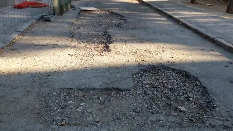 Tramo en mal estado Buenos días. Este tramo en mal estado es la entrada a un colegio público en Madrid. Se trata del CEIP República del Ecuador, en la calle Valle de Oro, 41,43 y 45 de Madrid. Gracias.