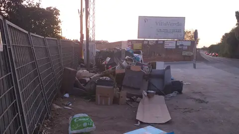 Carretera y zona peligrosa Buenas tardes: Me dirijo a ustedes para sugerencia porque es muyy necesario en esa carretera que la señalicen mejor con farolas, lleva muchísimos años que a ciertas horas es un peligro, en oscuridad y concretamente la foto que os envío es uno de los extremos de esa enorme carretera que va hacia el pueblo de Dos Hermanas. Están los contenedores en una zona de parcelas, donde para todos los vehículos de paso como os dije en una carretera peligrosa, donde antes no había señales, luego se llevaron por delante la señal de tráfico hasta que la quitaron y finalmente dejaron sólo 1 que es la que aparece en imagen. Los coches producen accidentes hasta chocar con la misma propiedad privada de esa vivienda dejando la valla por completo en malas condiciones y peligro también para las personas que habiten dentro. Me gustaría que se revisara porque no quiero que se produzcan más accidentes y precisamente en esa carretera larga se produjeron varios, me consta entre ellos, podeis buscar en Google, en época Romería de Valme, donde falleció un caballo junto a su jinete. La zona es a partir de la "Venta Manolín, hasta el restaurante Arrogui, hacia adelante, vereis los contenedores llenísimos y muy poca seguridad para peatones, ciudadanos que viven ahí como conductores. Por favor, tomen medidas, gracias.
