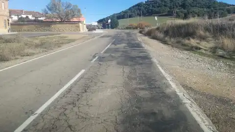 Vergüenza es poco No es un punto negro... es una cerretera negra en si. Hablo de la Carretera Autonómica CL-612 desde el kilómetro 21 hasta la localidad de Villamartin de Campos. Es intransitable por completo. Auntenticos agujeros, toda ella parcheada... peligrosisima. La imagen que comparto es solo un ejemplo...