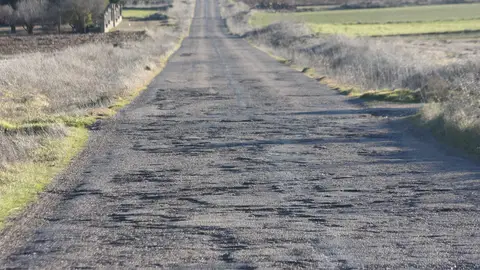 Estado carretera CM-4167 La carretera CM-401, que une Urda con la nacional 401 (Ciudad Real - Toledo) se encuentra en un estado lamentable, llena de baches, sin arcén y con piedras sueltas que se levantan al paso de los vehículos, existiendo un riesgo real de accidentes al circular por la misma. La solución no es parchearla de vez en cuando sino que la Junta de Comunidades de Castilla La Mancha o la Institución que corresponda, tome conciencia del problema y lo solucione de una vez. La apertura de año jubilar en Urda está muy próxima y considerando que asistirán miembros de gobierno Autonómico, sería bueno, que su entrada a la localidad la hiciesen por la citada carretera, así podrían hacer un reconocimiento in situ de la peligrosidad de la misma