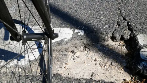 Baches peligrosos para ciclistas en Embajadores-M30 Multiples baches muy peligrosos para ciclistas, motos. Hace varios años que están ahí y no se arreglan. En la calle Embajadores dirección a Legazpi - M30 desde la Caja Mágica, a la altura del Vivero Vernatura.