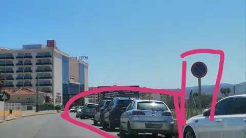 Arcen invadido de la CV-140 en Peñiscola/Castellón. Riesgo de colisiones. CV-140 en Peñiscola (Castellón) Señal de prohibido estacionar ignorada continuamente por visitantes, que terminan estacionando días y dias sus vehículos en el arcén de esta carretera, sobrepasando la linea continua. Policia Local no puede multar porque es competencia de tráfico DGT. Y la DGT aún no se da por aludida, a pesar de que diariamente pasan por delante varias veces patrullas de la G.C. que tampoco informan a sus compañeros de tráfico de la infracción y peligrosidad... Todos los veranos, la misma historia... Hasta que haya un accidente y algún vehículo choque contra dichos vehículos. ¿Entonces llegarán las actuaciones?