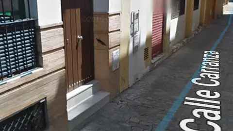 calzada en mal estado El ayuntamiento de Sevilla colocò este alquitranado en calle Carranza de Sevilla capital comprometiendose a restablecer el adoquinado primitivo en corto periodo de tiempo.Esto ocurriò en el mes de abril y a 29 de julio no se ha efectuado obra alguna. Diariamente pasan coches por esta calle que ademàs presenta gran dificultad para su transito por la estrechez de la misma