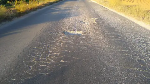 Carretera en muy mal estado en Puente Genil, Córdoba Carretera de acceso al polígono industrial San Pancracio en Puente Genil,donde trabajan cientos de personas y muy transitada. Tiene varios socavones grandes con riesgo para los vehículos y conductores.