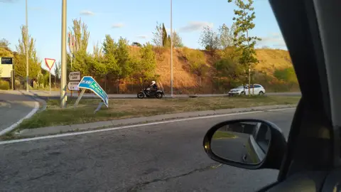 Señal mucho tiempo rota Esta señal sufrió impacto y tendría que ser sustituida. Situada en vía Dublín, en rotonda de acceso desde M-11., 28042 Madrid