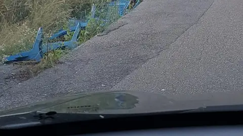 Hundimiento en Carretera Llevamos desde Octubre de 2018 con un hundimiento en una carretera rural donde ya es complicado que se crucen 2 coches en estado normal. El lugar es en El condado Asturias CP 33170 coodenadas de GPS 43.321646, -5.868239