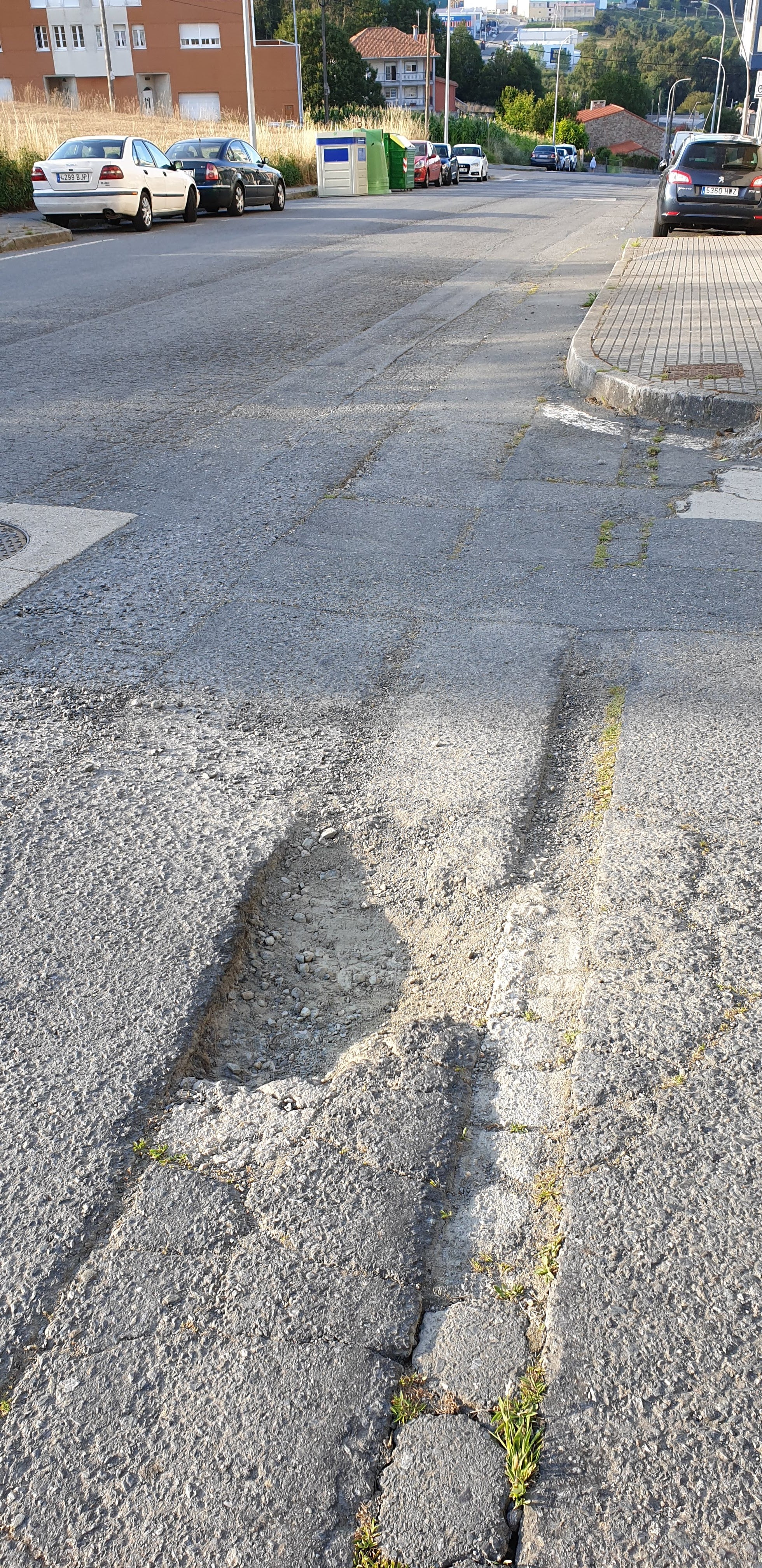 Bache del tamaño de un jabalí Bache en calle céntrica de Carral C/ Manuel Jesús Méndez Búa cruze con Camiño do cancelo 15175 A Coruña