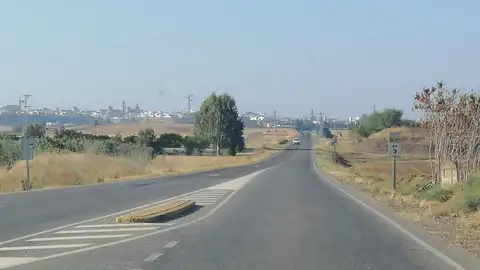 Falta de señalización En la carretera SE4107 kilómetro 3 carretera Carmona- guadajoz no existe señalización para ese montículo. Y en el lado contrario si existe la señal pero no refleja por la noche, así pues la ves cuando estás cerca cerca. Mi denuncia es la señalización de un lado y reflejar la señal del otro. Gracias.