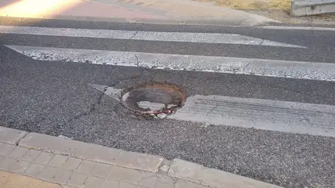 Socavón en paso de peatones Envío esta propuesta ya que considero peligroso tanto para peatones como para vehículos el socavón existente en el paso de cebra situado en la incorporación de la A-42 al barrio residencial de El Bercial en Getafe. Adjunto ubicación en el siguiente enlace: https://www.google.com/maps/@40.3209378,-3.7339827,77m/data=!3m1!1e3