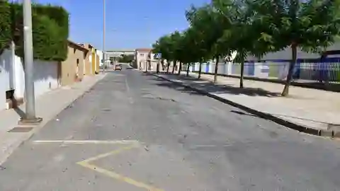 Reasfaltado Es una propuesta para reasfaltado de la carretera, ya que hay un tramo como de 25 metros lleno de grietas, que cada vez se hacen mayores. Esta situado en la calle Rojo el alpargatero de La Unión (Murcia), creo que supone un peligro de seguridad para los vehículos y los peatones que circulan por esa calle, ya que hay justo a la derecha una guardería, en el que cada día cruzan la carretera mas de 50 niños con sus padres.