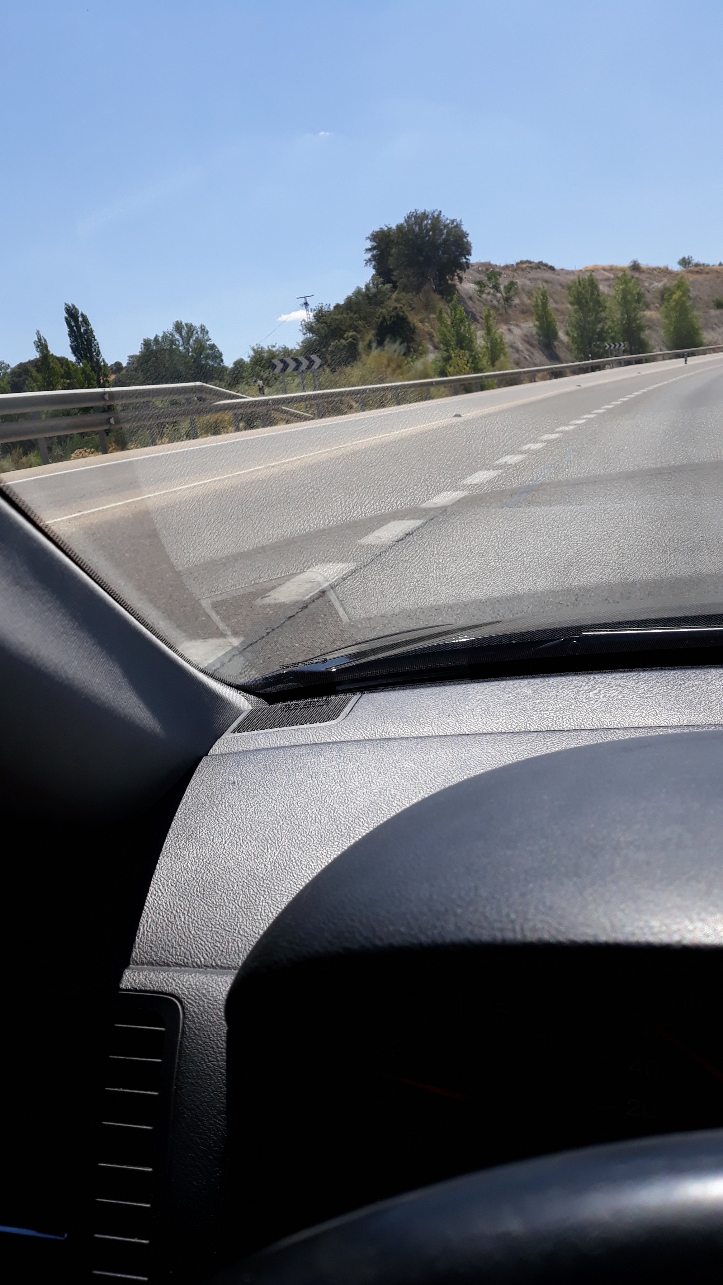 Nacional 320 km 268,269 Pivotes centrales derivados. Y señalización horizontal muy deficiente. Carretera muy peligrosa.