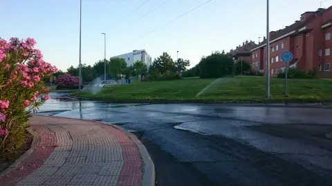 Rotondas con agua Buenos días, Este es un caso particular pero seguro que sucede en otros muchos municipios y/o localidades. En Villanueva del Pardillo sucede en varias rotondas. Esta en particular es la que se encuentra entre la Avenida Juan Carlos I y Camino Real. El riego en esta rotonda lo deben hacer alrededor de las 7:00 h. y en exceso, dejando que el agua recorra el exterior invadiendo la calzada. Esto hace que el paso con una moto sea peligroso. Quiero que pongan una solución y propongo que el riego se realice más temprano (4:00 h. por ejemplo), durante mucho menos tiempo y con los aspersores bien dirigidos puesto que en ocasiones riegan el asfalto. Gracias