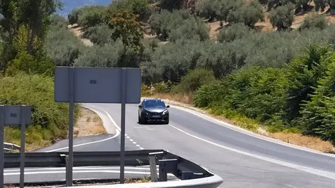 SEÑAL PELIGROSA POR QUITAR VISIBILIDAD EN STOP Hace años que los vecinos de El Nacimiento de Zambra (RUTE, Córdoba) y localidades cercanas nos vemos en peligro y obligados a sacar peligrosamente la delantera del coche para poder acceder a la carretera Lucena-Loja A-331 desde la comarcal CO-7213 en el stop situado en el cruce de acceso junto al Arroyo de los Redondos porque la señal indicativa marrón que indica ese cauce fluvial impide la visibilidad de los vehículos que circulan en dirección Rute-Lucena y que no se pueden percibir en la lejanįa porque antes del cruce tienen una curva que los oculta y la señal oculta la salida de la curva si nos situamos en la línea del Stop. Ruego, y creo que hablo en nombre de mucha gente, que se solicite al servicio responsable de carreteras de la Junta de Andalucía que se desplace esa señal a la parte baja del cruce donde no entorpecerá la visión. Varias personas en distintas ocasiones lo han solicitado de los operarios de la carretera sin obtener respuesta y ya es hora de que se corrija. Muchas gracias.