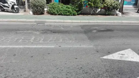 CARRETERA Y ACCESOS A CALLES EN MAL ESTADO HOLA, EN XIRIVELLA AVD. CAMI NOU, EN CASI TODA ESTA LLENA DE BACHES Y EN ALGUNOS LOS COCHES TOCAN EL BAJO DEL MOTOR CON EL SUELO. GRACIAS