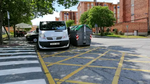 Contenedores mal ubicados Buenas tardes: Contenedores mal ubicados junto al Bar " Las Arenas", sito en Avda. Marqués de Lozoya, 25. CP 40004 de Segovia. El problema de visión lo tienen los conductores que salen de Plaza Tarragona, cuando cruzan el paso de peatones y se quieren incorporar a la Avda. Marqués de Lozoya. Esos contenedores, unido a que en el espacio que queda entre contenedores y paso peatones, suele aparcar algún vehículo, como lo está haciendo el blanco, 3111GZC, impiden ver qué vehículo se acerca por la izquierda, teniendo que sacar casi todo el morro del vehículo que se incorpora la la Avda. Marqués de Lozoya, con el consiguiente peligro de accidente, provocado por esa mala ubicación de los contenedores. Hace tiempo solo había un contenedor, y al colocar el segundo, tapan la visión, salvo que lo ubiquen bien, que sí se puede. Saludos