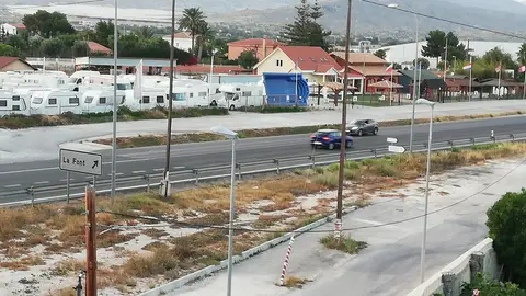 Colocación de badenes en Avda Miguel Hernández, La Font, Alicante El límite de velocidad en la avda Miguel Hernández, a la altura 214, es de 20km/h, los coches suelen superarla con creces, siendo de alto riesgo por ser zona residencial, por lo que solicito la colocación de badenes.