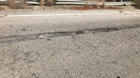 Zanja En el termino municipal de Puerto Real en Cádiz,a la salida de una curva en una bajada de un puente de un solo sentido existe una zanja en el centro de la calzada de mas de un metro de longiy,30 cm de ancho y mas de 20 cm de profundidad. Esta zanja lleva mas de 2 años así y a menos de 100 metros está asiduamente la GC haciendo controles,pero al parecer eso no les interesa. El lugar exacto es en la calle Portugal a 100 metros de la entrada a la factoría de Delphi.