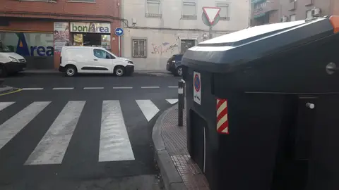 CONTENEDOR BASURA MAL COLOCADO EN PASO DE CEBRA Os dejo foto para que veáis la colocación de este contenedor de basura, gracias al cuál ,donde no ha habido accidentes jamás , está empezando a provocarlos . Está en la calle Concilio, en Alcobendas