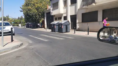 Cruze de Avenida con calle en CÓRDOBA El cruze está situado entre la Avenida Virgen de las Angustias y la salida de la Calle Lorenzo Ferreira. Hay una señal de Ceda saliendo de la Calle Lorenzo Ferreira, el problema de este cruce esque carece de visibilidad por lo que te obliga a asomar el morro del coche a la Avenida interrumpiendo el camino a los vehículos de la Avenida y exponiendote a tener un accidente. Lo apropiado sería colocar un espejo situado enfrente para poder ver en especial si aparecen vehículos del lado izquierdo (el punto de vista desde la salida de dicha calle) ya que el lado derecho es más visible.