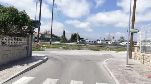 Necesidad de Stop en La Font, Alicante En el cruce de Avda Miguel Hernández, a la altura 214, con la calle Font de la Favara es necesario la presencia de un Stop, ya que al incorporarse los coches por de dicha calle hacia la avenida por la derecha, estos tienen preferencia, con los conflictos y accidentes que ello conlleva al no estar señalizado con un stop ni ceda el paso.