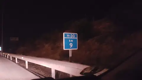 H-30 En la circunvalación H-30 de Huelva y la H-30 Huelva - Gibraleon, estas se encuentran con todas sus farolas apagadas dejando sin ninguna iluminación a ambas carreteras por las que circulan una gran intensidad de vehículos pesados por el polo químico de Huelva.
