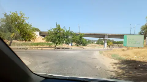Ni rastro de señalizacion Entrada o salida a la A457 desde o hacia la barriada de Ntro. Padre Jesús de Lora del Río. No hay señal alguna que indique peligro por la interseccion a la autonómica 457.