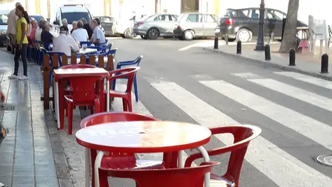 Terraza de bar en paso de cebra En la Plaza Santa Bárbara de Catadau hay dos bares que ponen mesas en la carretera ocupando un paso de cebra creando un peligro de atropello para las personas que se sientan en las mesas.