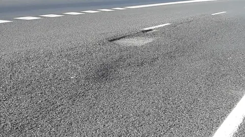 Baches y asfalto mal estado M-45 Buenas tardes: Adjunto fotografías de la salida 15 de la M-45 dirección Córdoba -> R-4. Estos baches y asfalto en mal estado llevan más de 4 años sin repararse y cada vez su profundidad y su estado va empeorando. Saludos,