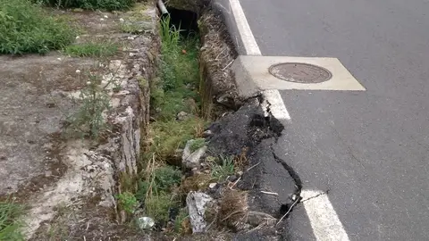 Lugar de Ferreiros sin arcenes ni aceras El lugar es el pueblo de Ferreiros del municipio de Boiro, provincia de La Coruña, por la que discurre la vía provincial CP 1104 (Boiro-Puente San Francisco). En el año 2006 se realizó una ampliación de la vía y desde entonces carecemos de arcenes en la mayor parte del tramo y sin aceras en todo el recorrido,por lo que tenemos que caminar por la misma vía sorteando el elevado tráfico de vehículos que por ella transcurre debido a una empresa establecida en la zona. Hice varios escritos al ayuntamiento de Boiro y a la Diputación Provincial de La Coruña pidiendo una solución al problema y no obtuve respuesta a ninguno de tales escritos, por lo que acudo a ustedes pidiéndoles encarecidamente me echen una mano si pueden para evitar accidentes (ya tuvimos varios percances sin consecuencias graves)en esta zona ya que vive gente muy mayor. Gracias de antemano, un saludo.