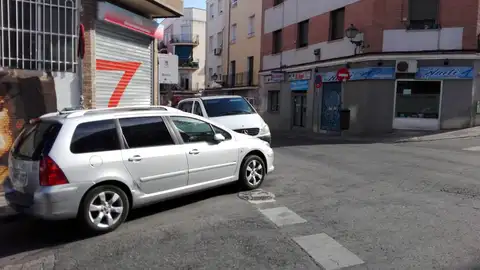 CRUCE PELIGROSO CON CEDA AL PASO Quisiera hacer constar que en la calle doña Berenguela esquina con la calle santa Úrsula en Madrid hay un ceda el paso en doña Berenguela en el lateral izquierdo y hay muchos problemas con dicho ceda el paso porque no hay visibilidad ninguna yo tuve un accidente y por suerte no hubo heridos. Por mucho que intentaba ver no lo conseguía y te obliga a hacer doble ceda y ahí ya invades la otra calle. Por lo que me comunicaron, ha habido muchos golpes ahí, con heridos graves. Solicito alguna medida (un espejo que permita ver quién viene por la izda, que no aparquen coches en dicha esquina...). Muchas gracias por su atención