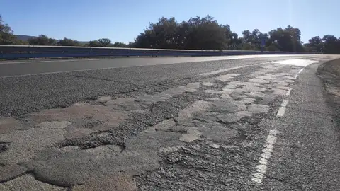 N433 La N-433 Sevilla-Lisboa, con kilómetros de infarto con varios tramos de concentración de accidentes (por culpa del firme por supuesto) pero la solución que nos dan, no es otra que colocar dos radares de tramo, dejando la carretera en lamentable estado.