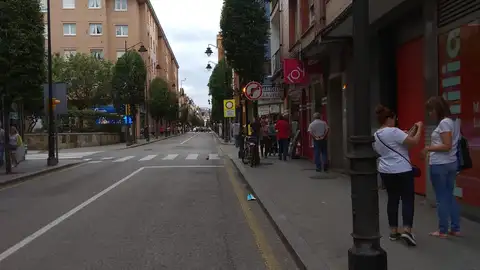 semaforo oculto detras de arbol y señal este semaforo, en la Avenida Schulz en el numero 180,con el cruce de la calle Ana Maria, esta oculto detras de un arbol y una señal de prohibido girar a la derecha, con muy poca visibilidad y para poder ver el estado del semaforo, tienes que invadir el carril contrario. Estaria bien quitar el arbol, la señal o cambiar la ubicacion del semaforo o poner uno mas grande.