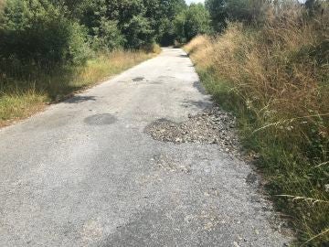 Carretera secundaria de acceso a la aldea de Medos pasando por san silvestre en Ourense 