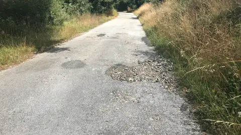 Carretera secundaria de acceso a la aldea de Medos pasando por san silvestre en Ourense La carretera o pista de acceso desde la general que da a las aldeas de san silvestre dirección a Arboiro hay socavones y ya siendo estrecha es imposible de conducir bien por parches y socavones
