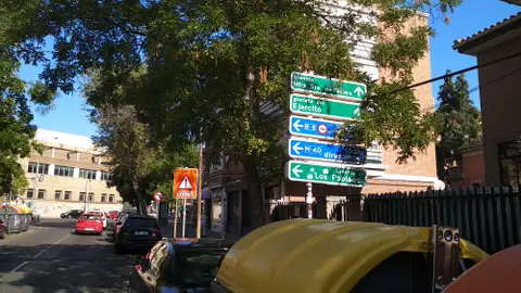 Señales contradictorias Señal informativa situada en la Calle Federico Grases 3, Carabanchel (Madrid). Indica dirección a la izquierda y unos metros más adelante, antes del cruce, hay una señal vertical que indica la prohibición de girar a la izquierda. Es una contradicción.