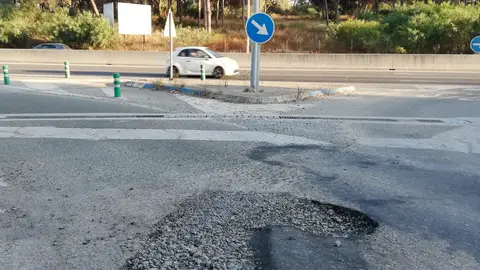 Asfalto en mal estado En Málaga, en la carretera nacional 340 dirección Marbella, justo pasando la salida de Las Chapas, en la siguiente salida (después de la gasolinera), hay un socavón tan grande que el que no lo sepa deja las ruedas allí mismo.