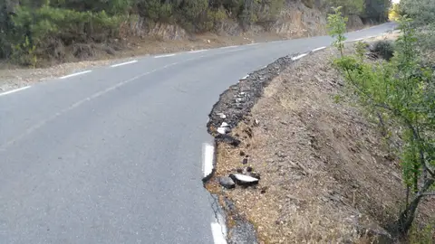 Carretera en mal estado cc-64 En la carretera cc-64, en su tramo Casar de Palomero, Rivera Oveja, La Pesga. Estando la población de Rivera Oveja en medio del trazado, muchos de los puentes de la vía no tienen ningún tipo de protección, los desniveles en los laterales cuando termina el asfalto son grandes, también en parte del trazado el firme se encuentra en mal estado, la vía es estrecha cuando pasan dos coches tienen que salirse y en tramos no ahí cuneta