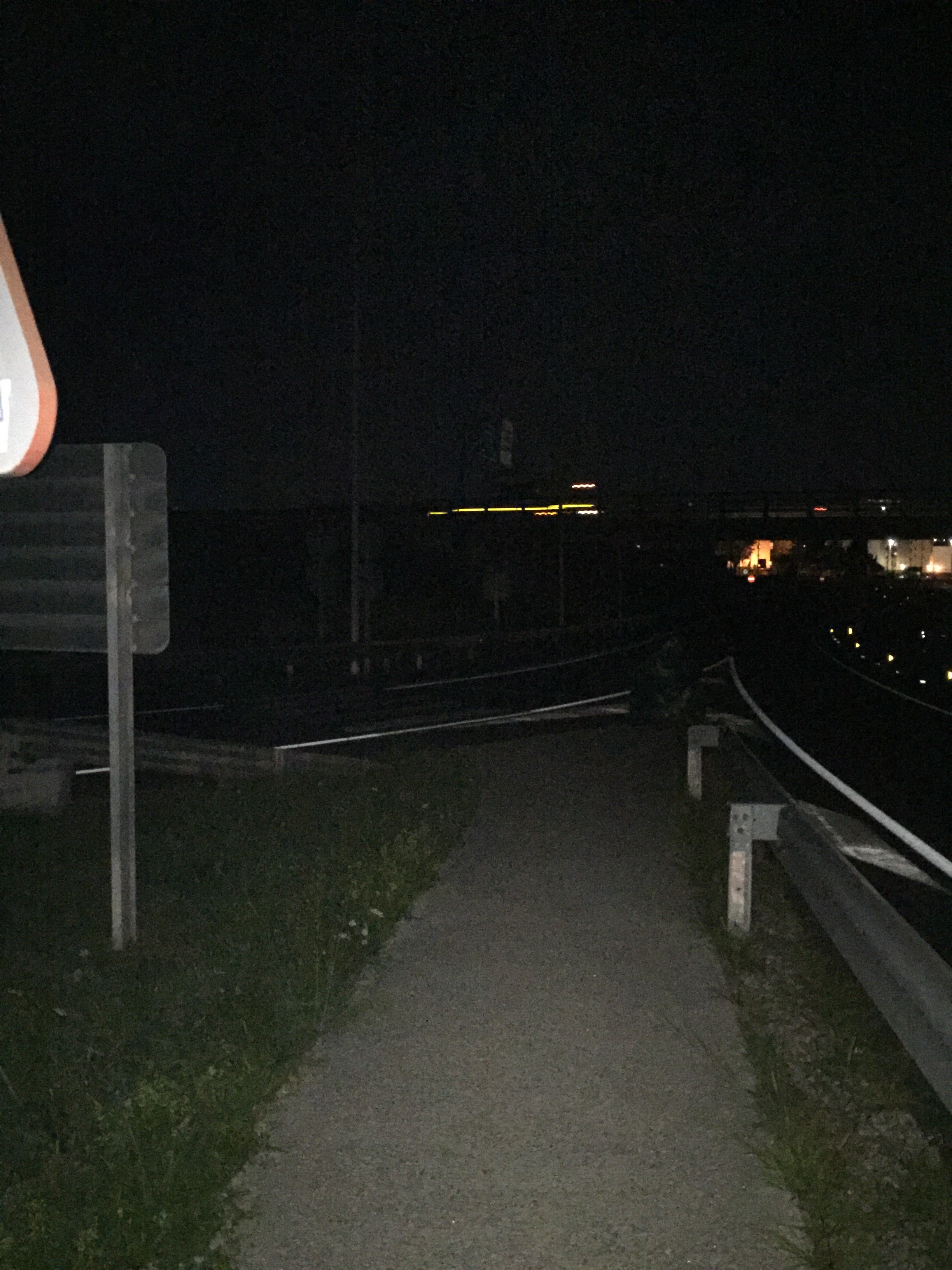 Tramo peatonal muy peligroso Mi denuncia es acerca de un tramo peatonal que transcurre desde Peñacastillo hasta el comienzo del término municipio de murieras por el cual tiene que caminar las personas y éste discurre pegado a una carretera convencional por la cual los coches pasan muy rápido depende de las zonas no hay señalización decentes luminosa por las noches de que hay una paso de peatones y estas pasan entrada y salida de autopista además parte del trazado Trazado es por debajo de un puente en el arcén de una carretera de la misma y no hay iluminación debajo del puente ni una barandilla ni nada de seguridad los coches por la noche no ven que pueden llevarse a las personas es un peligro total por ahí nos tienen abandonados y los coches por la noche no ven y pueden llevarse a las personas es un peligro total por ahí y no hará nada hasta que no haya una desgracia es la carretera N-623 desde Peña castillo hasta la entrada de muriedas