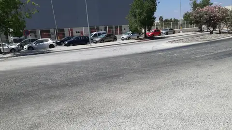 Paso de peatones peligroso Este paso de peatone se encuentra en la carretera A-7054 mas concretamente en el ramar de entrada y salida a Mercamalaga donde a diario vario cientos de vehículos. (coches y camiones de gran tolenenelaje) pasan sin ni siquiera aminorar, aunque haya peatones en la carzada, a la vez no se ve, ya que esta muy deteriorado y no hay señales verticales que anuncien su presencia, y su falta de iluminación lo hacen aun más peligroso, teniendo en alguna ocasión que correr para evitar ser arrollados.