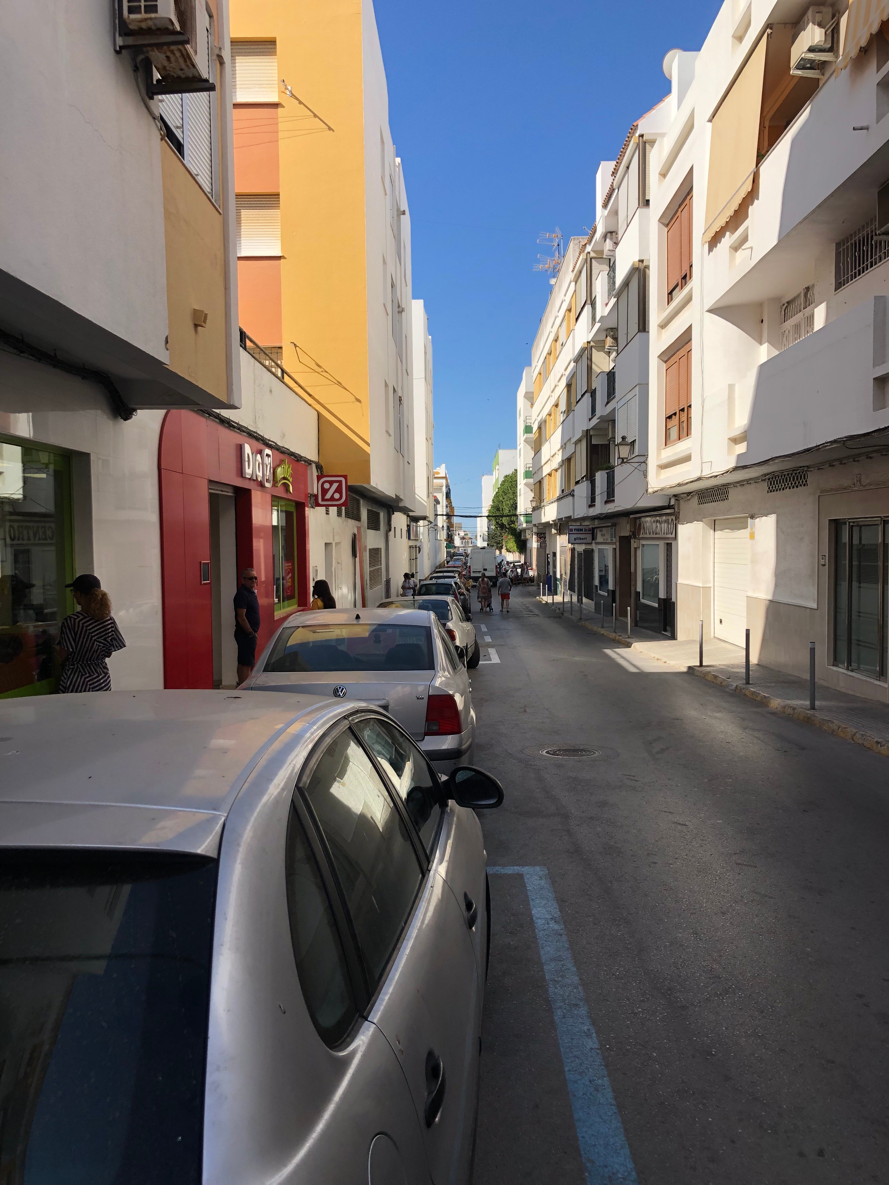 Señales de STOP que no se ven Estoy de vacaciones en Barbate (Cádiz). He tenido un siniestro, ( presuntamente culpa mía) pero después de volver a ir al lugar del golpe y hablar con mi compañía de seguros, me comentan que tengo que ir a denunciar. La direccion es, c/ basipo esquina, c/ Luis braille en la población de barbate. La señal de STOP, está doblada, más alta de lo normal y en la fachada del edificio, y ninguna señalización pintada en el suelo.