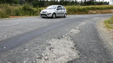 Carretera mal estado hola, quería denunciar el mal estado de la carretera LU-P-2204 ya que en su parte intermedia(km 5 aprox.) tienen un trozo sin arreglar el cual tiene baches enormes que hay que parar el coche para pasar sin riesgo romper algo, los laterales están muy rotos y no se puede arrimar con el coche cuando viene alguien de frente, también tiene badenes que provocan que el coche toque en el fondo. Aunque se trate de una carretera secundaria, tiene bastante tráfico ya que une dos pueblos(Moman de Lugo y As Pontes de Coruña) además de ser carretera por donde se acorta mucha distancia para ir desde la zona norte hacia Santiago. Adjunto vídeo y aunque no se ve muy bien ya que por el mal estado de la carretera y el movimiento del coche hacen que la persona que grababa no pudiera hacerlo bien, creo que se aprecia el estado. Tengo más vídeos y también en el otro sentido por si los necesitan. Gracias y espero que con esto podamos solucionar algo