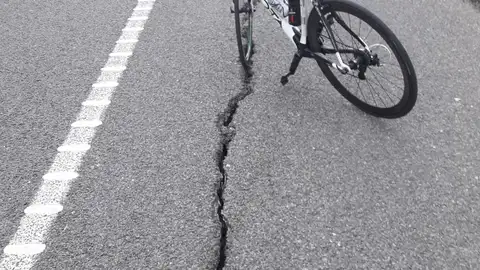 Grieta en la carretera Buenas noches: Grieta en la antigua nacional 332 a su paso por el termino municipal de El Verger, he enviado estas mismas fotos al Ayuntamiento en repetidas ocasiones pero nadie me hace caso.