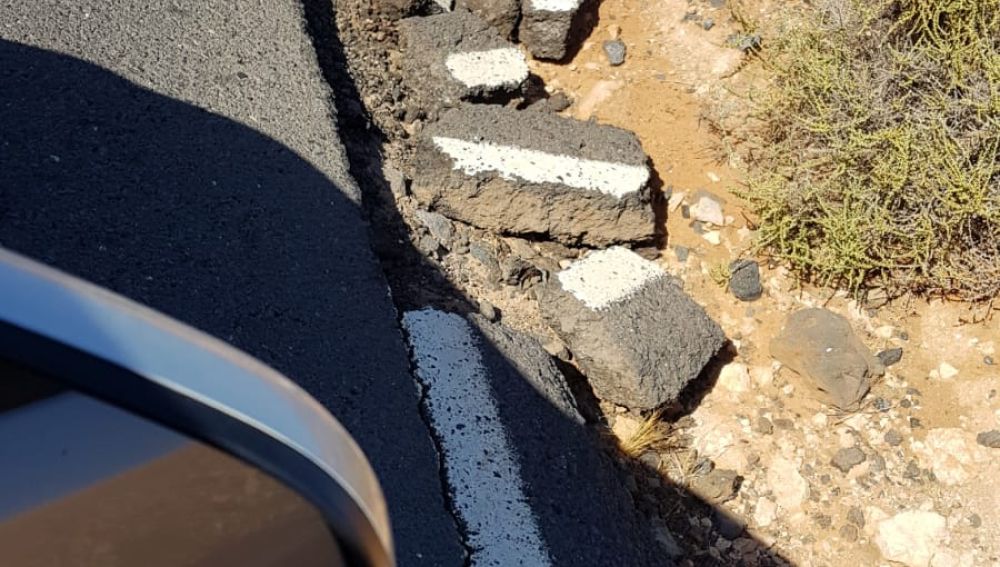 Mal estado de la carretera FV-430 a la altura de lo camino de Rosa del Taro (Triquivijate dirección Puerto del Rosario), Isla de Fuerteventura